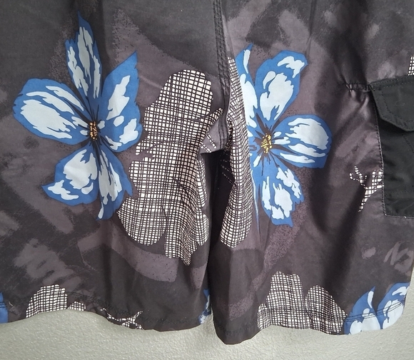 Hurley Men's Black and Blue Floral Shorts/Board Shorts Size 34 P - Picture 6 of 8